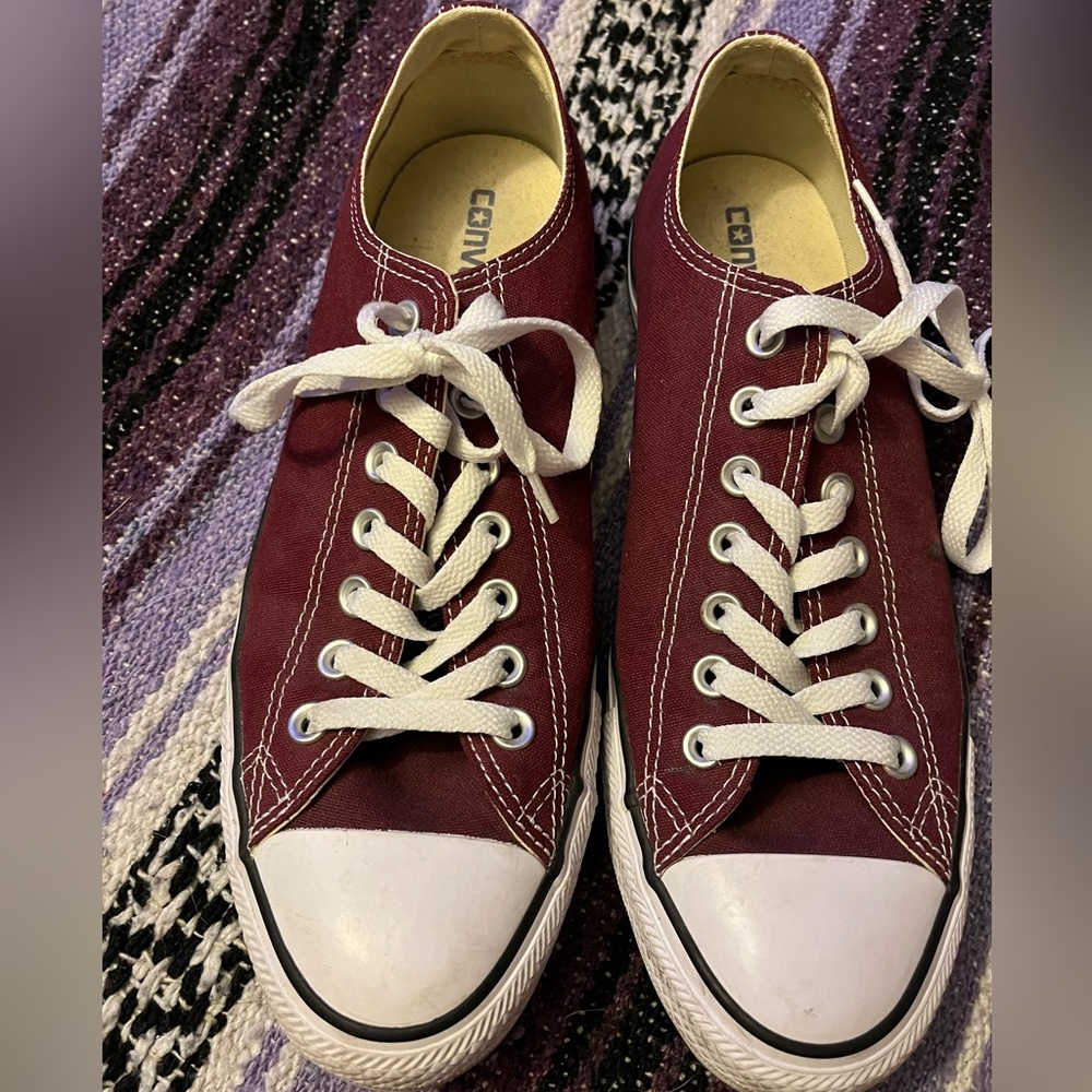 Maroon- like new condition.Men’s size 9 or women size 11 converse all-star shoes